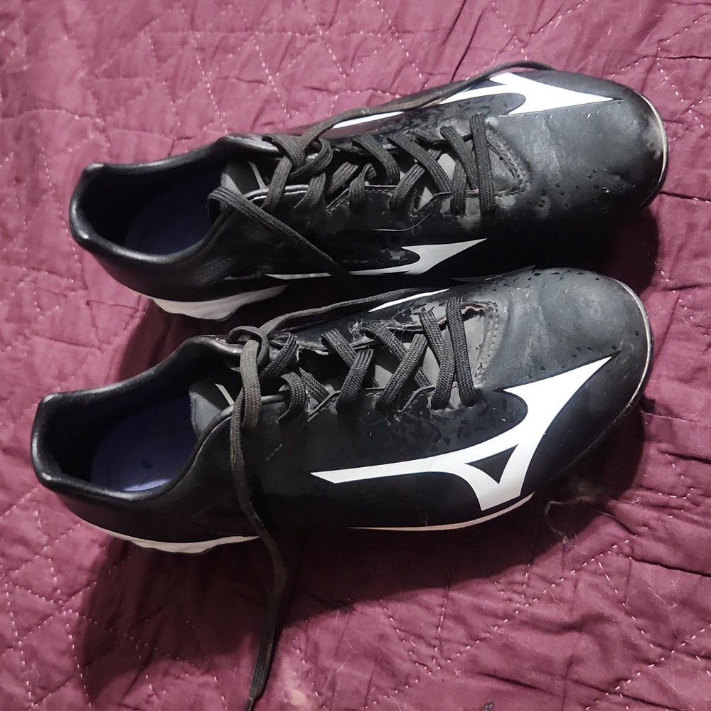 Womens size 10 baseball Cleats